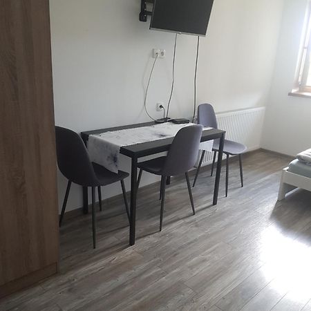 Stas -Przy Szkole Nr 3 W Skawie Skawa Extérieur photo
